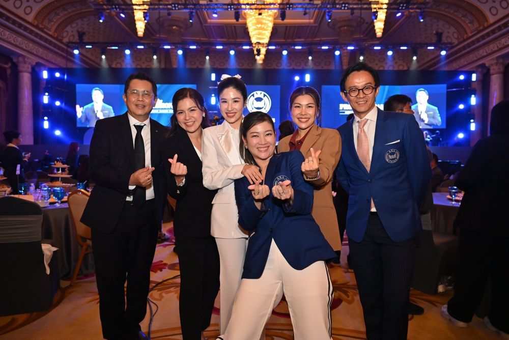 ทีมงานร่วมงานประกาศรางวัลของบริษัท